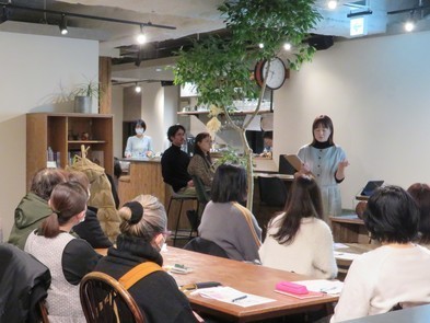 講師の話を聞く受講者の様子2