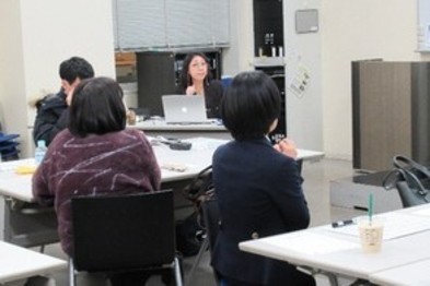 画像の説明 受講者の質問に耳を傾ける講師。