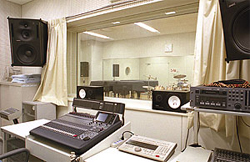 音楽スタジオ1内の副調整室の室内風景