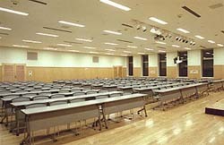 講堂室の室内の画像