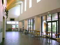 ホールホワイエの様子、広々とした空間